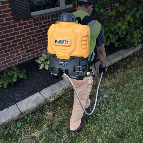 Dewalt DXSP20V MAX 4 gal. Lithium ion Cordless Backpack Sprayer Kit 2 Ah 190681