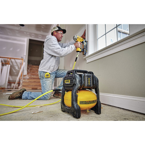 Factory Reconditioned Dewalt FLEXVOLT 60V MAX 0.4 HP 2.5 Gallon Oil Free Hand Carry Cordless Air Compressor Kit 6 Ah DCC2560T1R