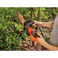  | Black & Decker LHT321 20V MAX POWERCOMMAND Lithium-Ion 22 in. Cordless Hedge Trimmer Kit (1.5 Ah) image number 3