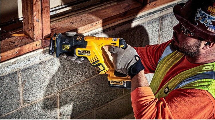 FREE DEWALT 20V MAX XR 4 Ah Battery FREE DEWALT 20V MAX XR 4 Ah Battery